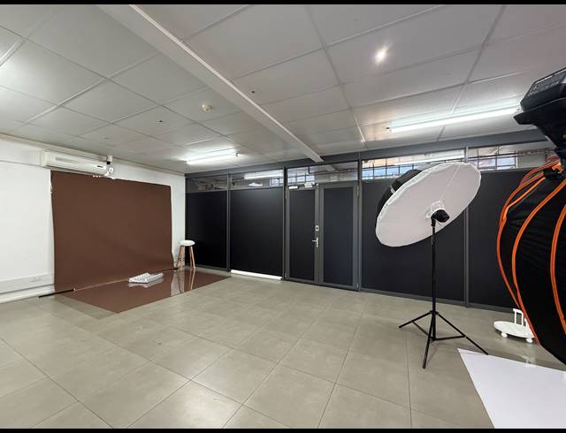 124M² BUILDING TO LET IN WOODSTOCK